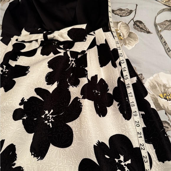 Elegant Black and White Floral Tahari Dress - Picture 7 of 7